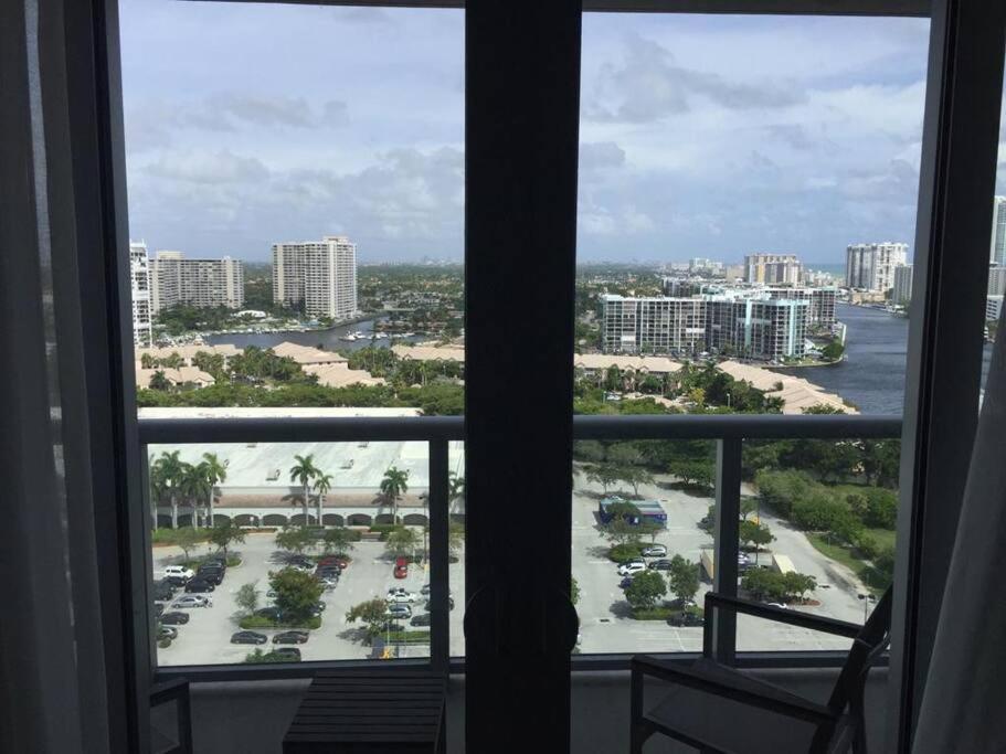 Lovely 2Bed 1Bath Condo With Private Balcony 18Th Floor Hallandale Beach Extérieur photo