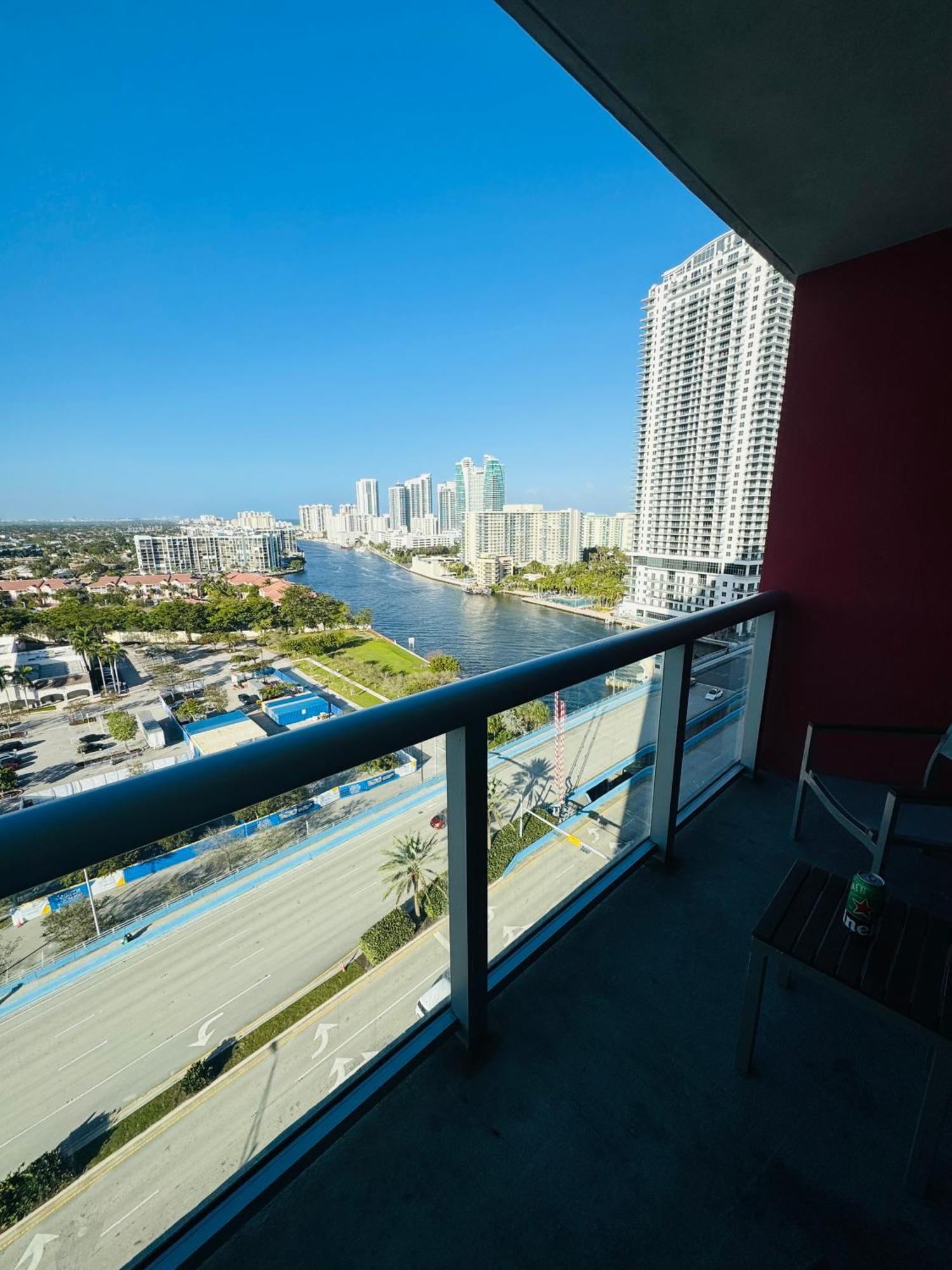 Lovely 2Bed 1Bath Condo With Private Balcony 18Th Floor Hallandale Beach Extérieur photo