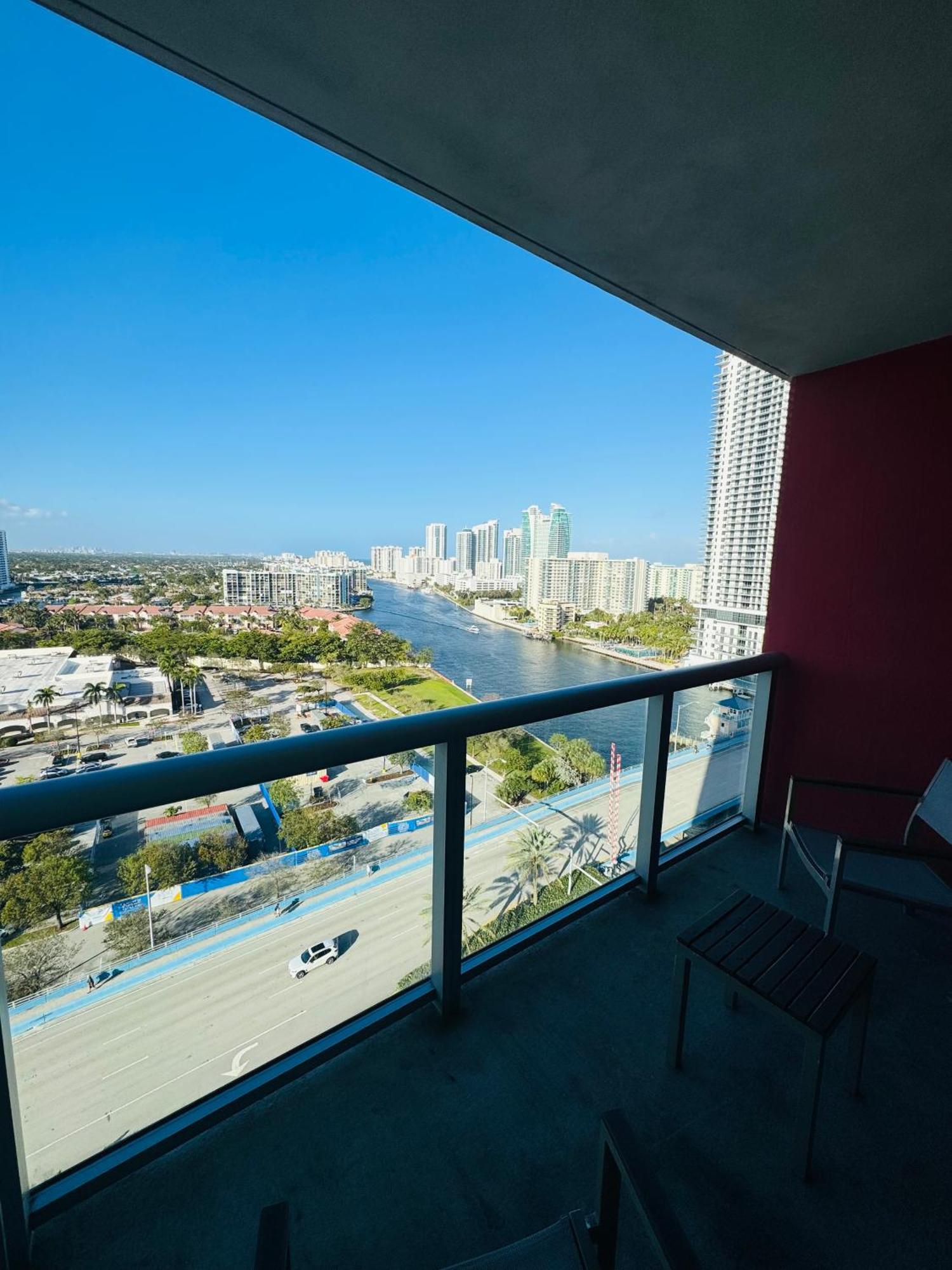 Lovely 2Bed 1Bath Condo With Private Balcony 18Th Floor Hallandale Beach Extérieur photo