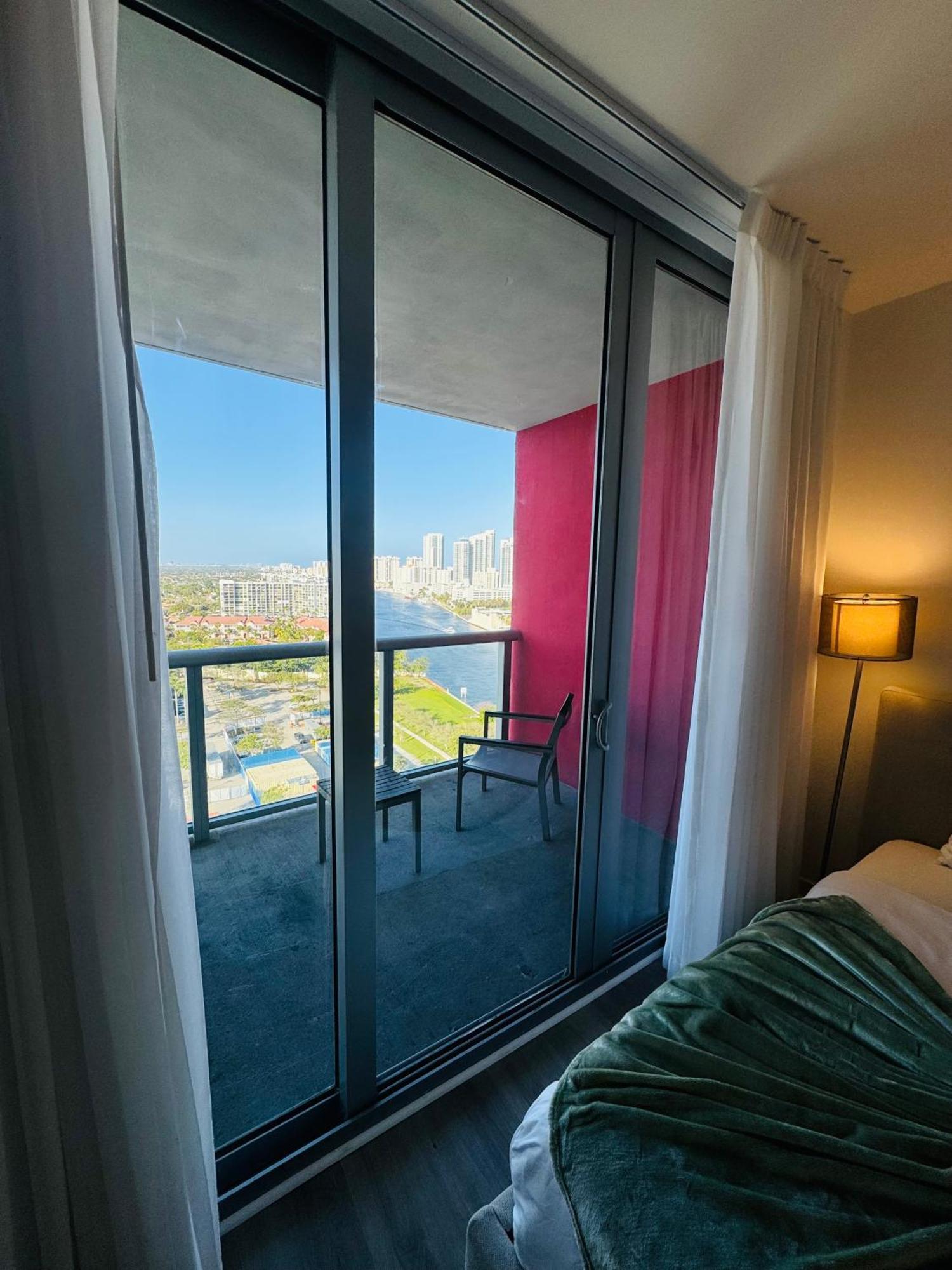 Lovely 2Bed 1Bath Condo With Private Balcony 18Th Floor Hallandale Beach Extérieur photo
