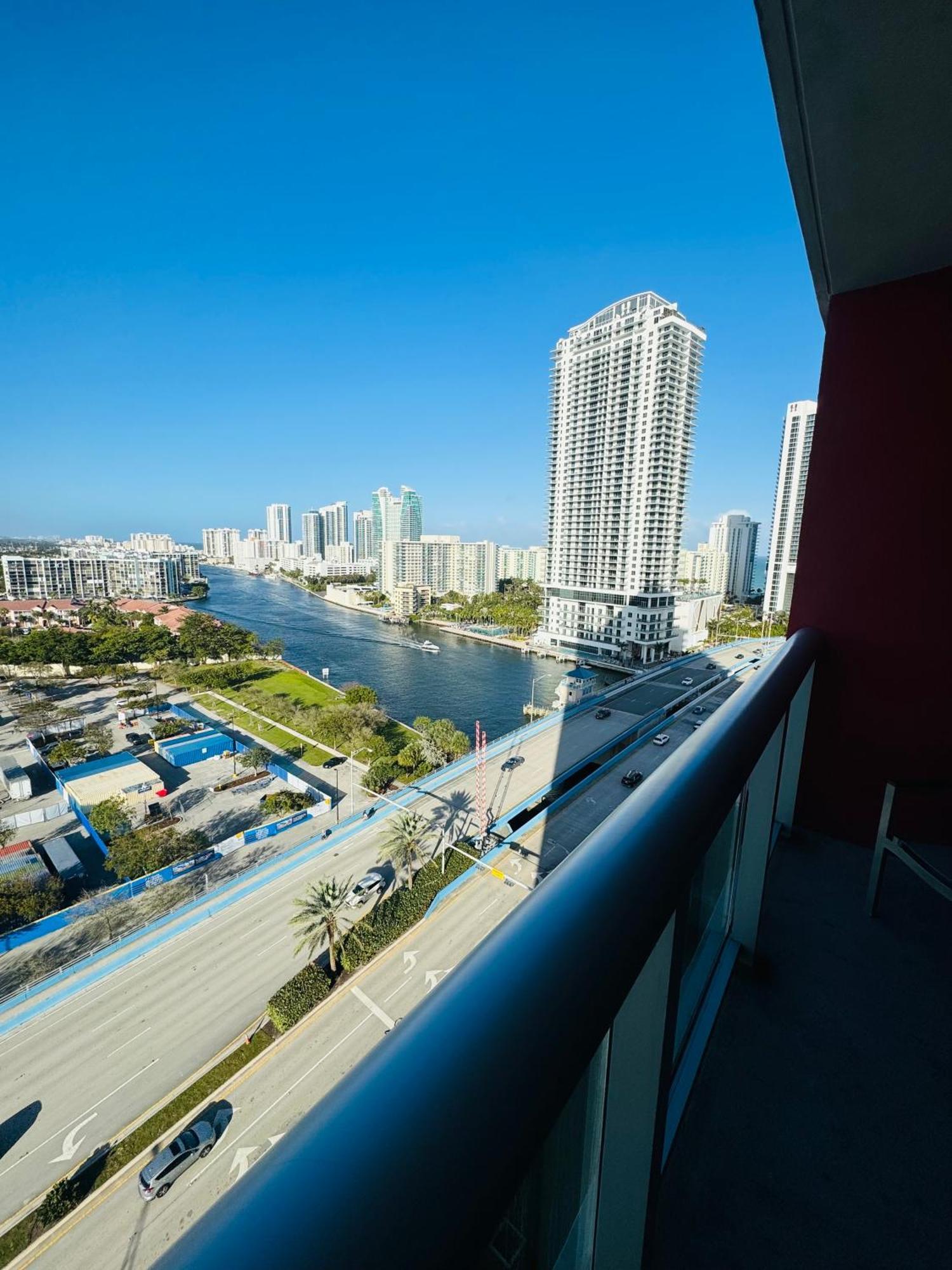 Lovely 2Bed 1Bath Condo With Private Balcony 18Th Floor Hallandale Beach Extérieur photo